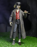 "Figura Beetlejuice Tour Guide 7 pulgadas de NECA en pose dinámica con linterna y accesorios."