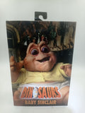 “Figura Baby Sinclair de NECA en su empaque original de la serie Dinosaurs.”