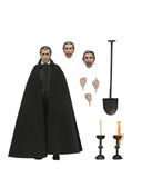 "Figura de Drácula con accesorios incluidos: cabezas intercambiables, candelabros y pala."