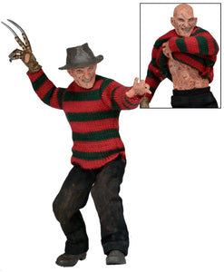 "Freddy Krueger con su sombrero removible y el torso detallado con almas, mostrando los accesorios incluidos."