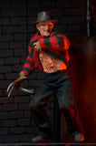 "Detalle de la figura de Freddy Krueger mostrando su garra metálica y el torso con almas atrapadas."