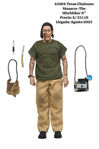 "Figura The Hitchhiker de NECA junto a sus accesorios incluidos: navaja, bolsa cruzada y cámara vintage."