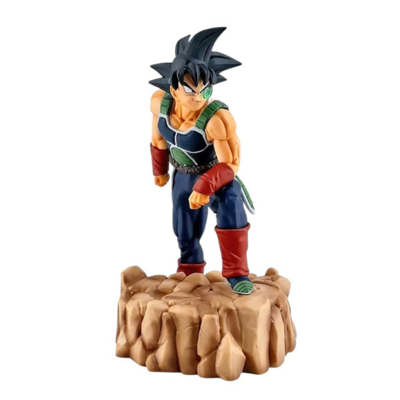 “Figura Bardock sobre base rocosa con Scouter y armadura Saiyajin.”