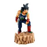 “Figura Bardock sobre base rocosa con Scouter y armadura Saiyajin.”
