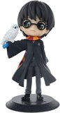 Figura Q Posket de Harry Potter sosteniendo a Hedwig sobre base negra