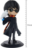 Figura Q Posket de Harry Potter sosteniendo a Hedwig sobre base negra