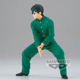 “Vista lateral de la figura de Yusuke Urameshi en uniforme verde”