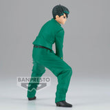 “Vista lateral de la figura de Yusuke Urameshi en uniforme verde”
