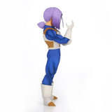 “Vista lateral de Trunks con armadura clásica Saiyajin.”
