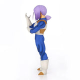 “Vista lateral de Trunks con armadura clásica Saiyajin.”