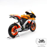 MOTO a Escala 1:10 Honda Repsol 2008 Pedrosa con Soporte Cromado - Maisto 31162