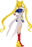 “Vista trasera de la figura Super Sailor Moon II con lazo y cabello fluido.”
