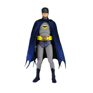"Figura de acción Batman con accesorios incluidos: batarang, capa de tela y cinturón utilitario detallado."