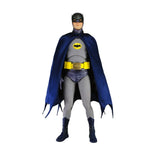 "Figura de acción Batman con accesorios incluidos: batarang, capa de tela y cinturón utilitario detallado."