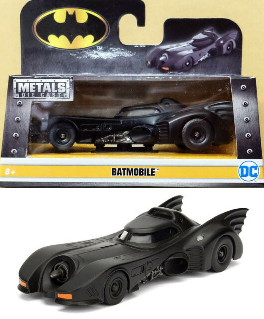 Jada - Coche Batmóvil De La Película Batman Forever De 1995, Escala 1 Con Figura De Batman Fabricado En Metal De Calidad Fundido A Presion Las Puertas Se Abren Para Ninos A Partir De 8 Anos Jada - Coche Batmóvil De La Película Batman Forever De 1995, Escala 1 Con Figura De Batman Fabricado En Metal De Calidad Fundido A Presion Las Puertas Se Abren Para Ninos A Partir De 8 Anos