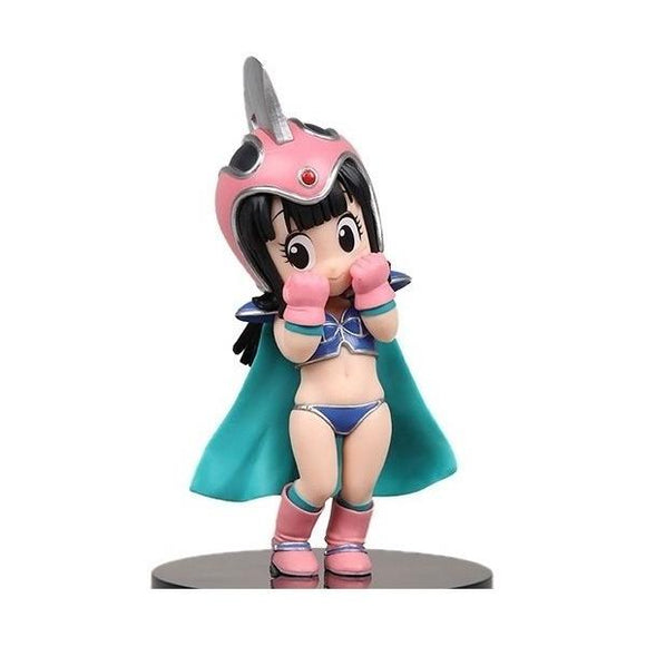 “Figura Chichi Dragon Ball con capa y guantes rosados en base negra”