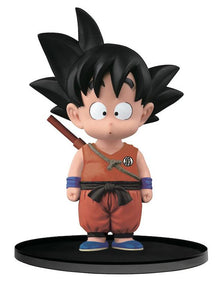 “Adorno de Goku niño sobre base negra – edición coleccionable Bandai.”