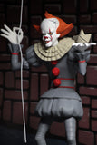 "Figura Toony Terrors Pennywise con sus accesorios incluidos: globo rojo y barco de papel."