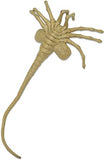 "Vista cercana de la réplica Facehugger destacando sus texturas orgánicas y diseño fiel al original."