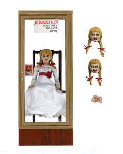 “Annabelle con cabezas intercambiables y cartel ‘Miss Me?’.”
