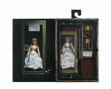  “Figura de Annabelle con vitrina cerrada y cartel de advertencia.”