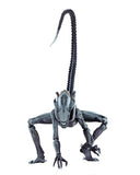 "Figura Aracnoid Alien posando con su emblemático diseño de cola extendida."