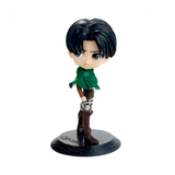 “Figura Q Posket de Levi Ackerman con base negra decorativa.”