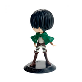 “Figura Q Posket de Levi Ackerman con base negra decorativa.”