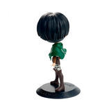 “Levi estilo chibi con capa verde y uniforme de la Legión de Reconocimiento.”
