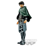 “Levi Ackerman con capa verde y uniforme detallado – Attack on Titan.”