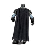  “Vista trasera de Batman con capa de tela y armadura texturizada.”