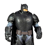  “Vista frontal de Batman con capa de tela y armadura texturizada.”
