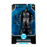 “Figura Batman con armadura McFarlane en empaque original DC Multiverse.”