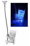 "Detalle de la figura Batman Scalers iluminada en color azul, mostrando la función Light-Up en ambiente oscuro."