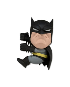 "Figura de Batman Scalers lista para colgar en cables o superficies finas, perfecta para la decoración de coleccionistas de DC Comics."