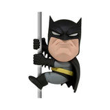"Figura de Batman Scalers lista para colgar en cables o superficies finas, perfecta para la decoración de coleccionistas de DC Comics."