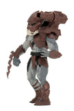 "Figura de Berserker Predator con máscara removida y botón desplegable, lista para exhibición."