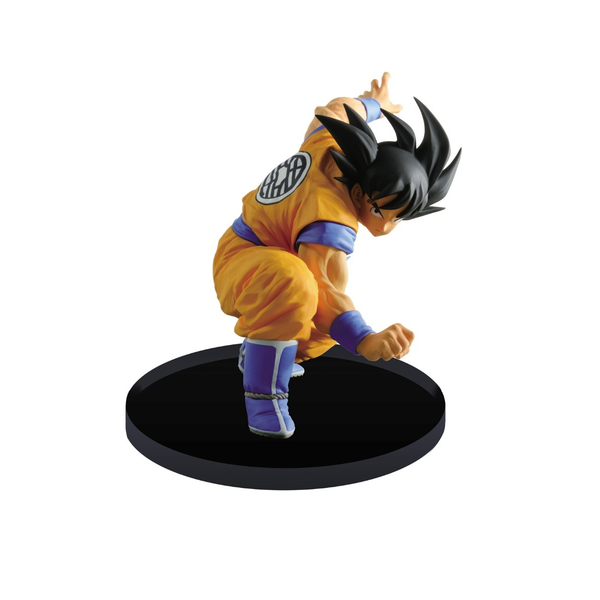 “Escultura detallada de Goku agachado en pose de combate.”