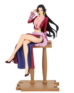 Figura de Boa Hancock Grandline Journey de One Piece sentada elegantemente.