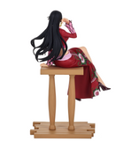 Vista trasera de la figura Boa Hancock con cabello largo y detalles del vestido.