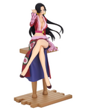 Figura completa de Hancock con banco de soporte decorativo incluido.