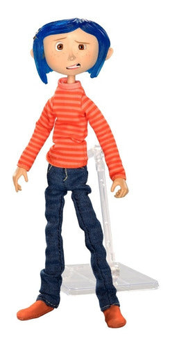 “Figura articulada de Coraline con camiseta rayada y base NECA.”