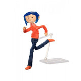 “Coraline posando con soporte transparente en postura de acción.”