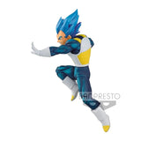 “Vegeta lanzando poder con cabello azul y armadura Saiyajin.”