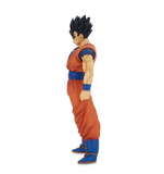 “Figura lateral de Son Gohan Grandista con uniforme naranja y azul.”