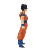 “Figura lateral de Son Gohan Grandista con uniforme naranja y azul.”