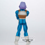 “Figura lateral de Trunks con armadura Saiyajin y base incluida.”