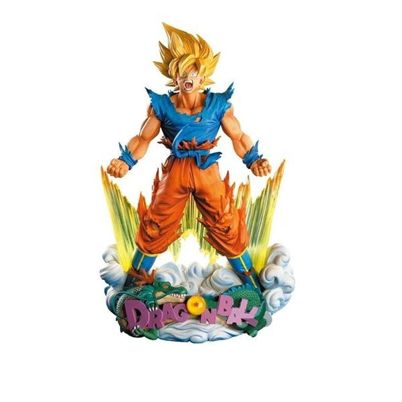 “Figura detallada de Goku sobre base con Shenlong y nubes.”