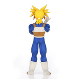 “Vista trasera de la figura de Trunks en su armadura Saiyan.”