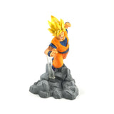 Figura de Goku Super Saiyan volando con base rocosa Bandai.